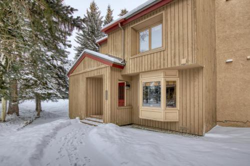 Elkhorn Village House | Stunning Summit Condo with Sauna, Hot Tub, Pickleball