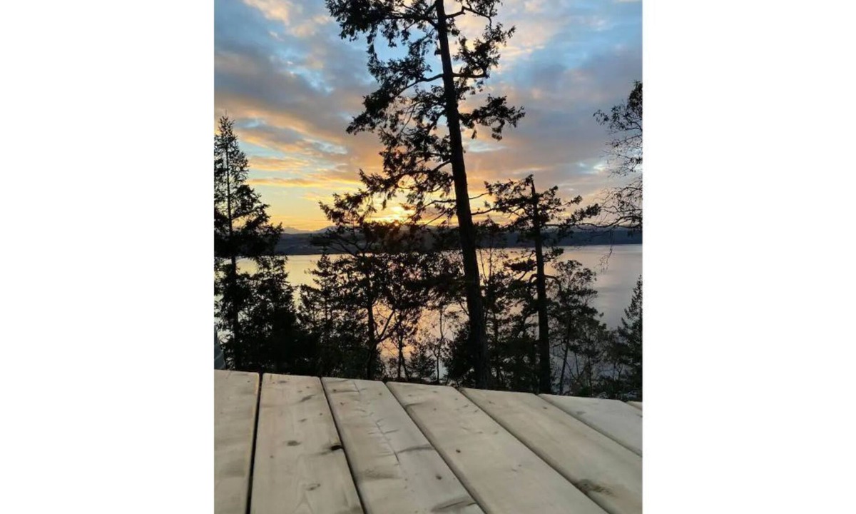 Quadra Island House | Stunning Sunset View from Copper Bluffs Tiny Home