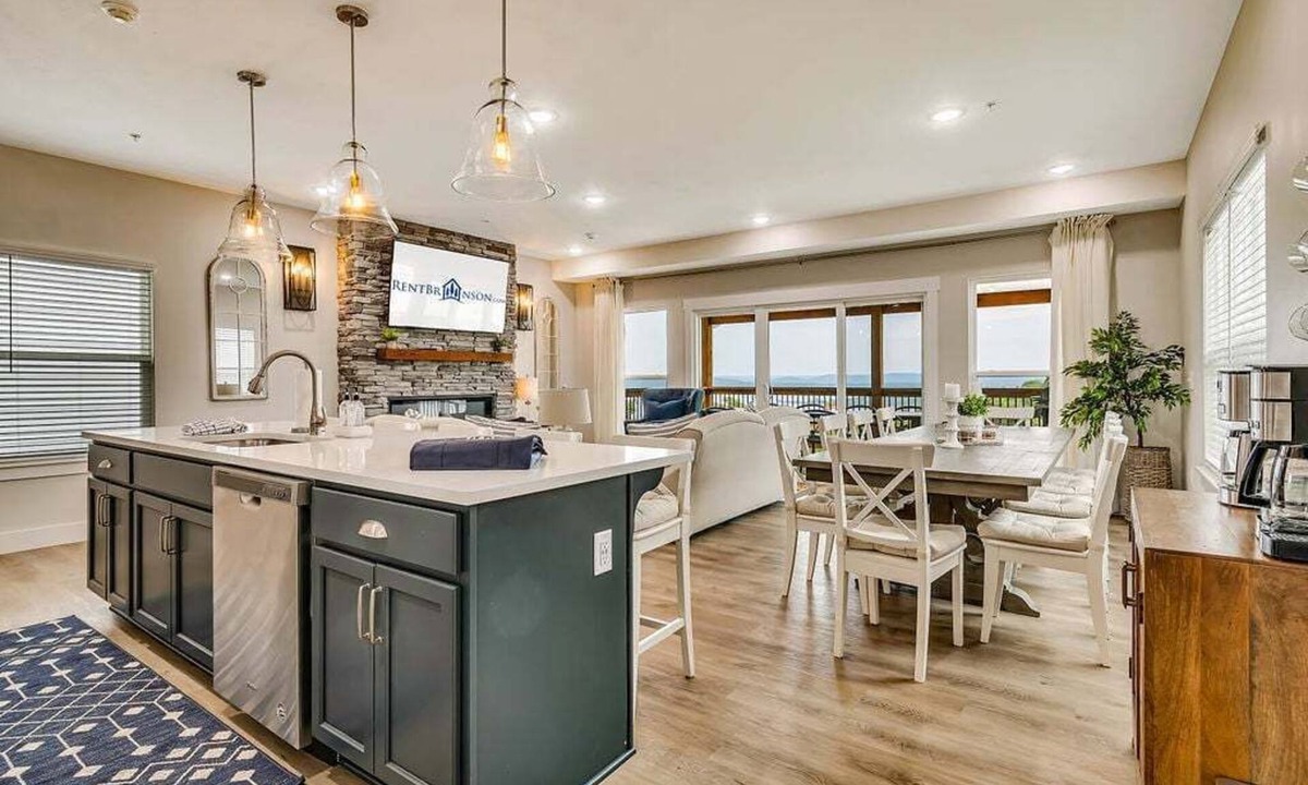 Table Rock Cabin | Stunning Table Rock Lake Views with Free Tickets, Indoor & Outdoor Community Pools, Minutes to SDC