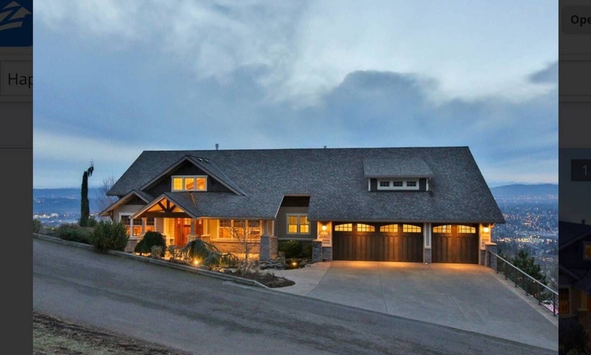 Happy Valley House | Stunning, uninterrupted and panoramic view of downtown Portland Metro area.