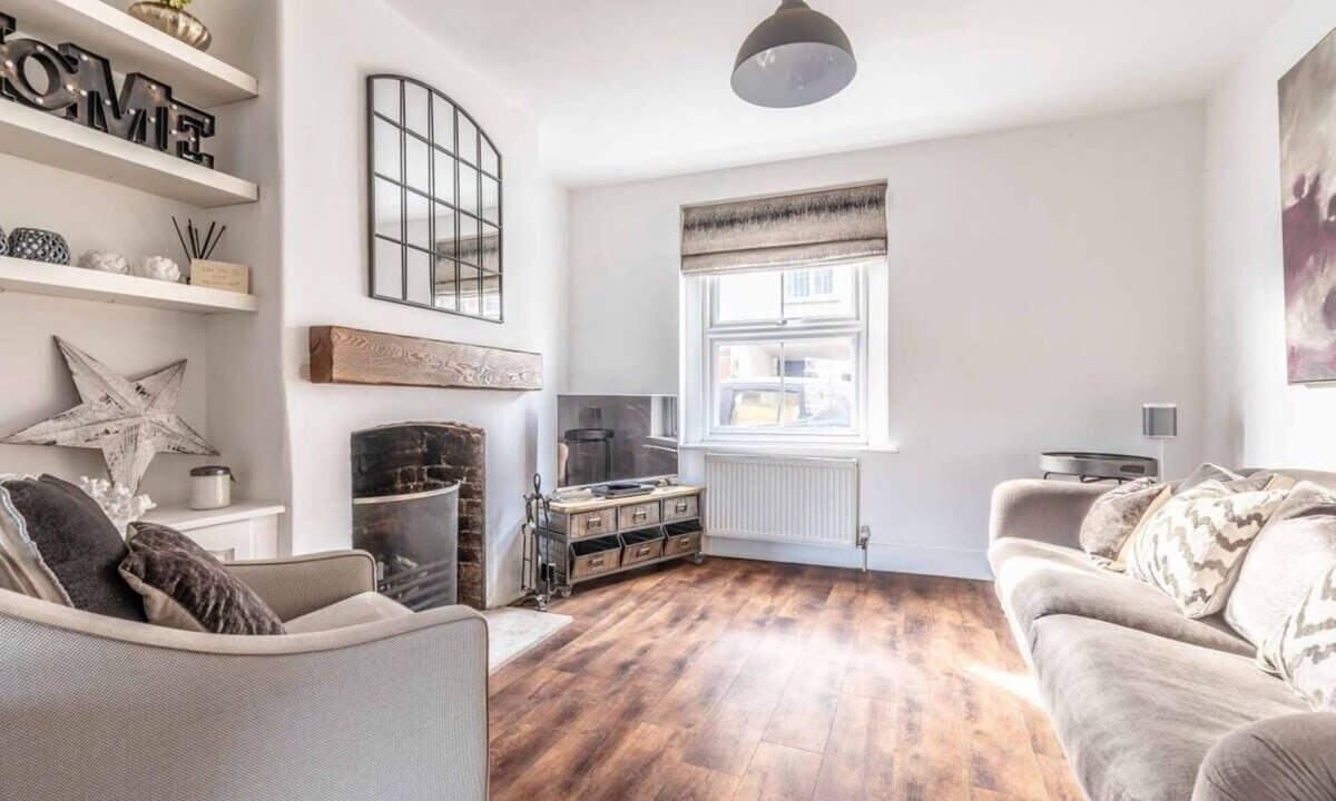 Windsor House | Stunning Victorian Cottage in Windsor By Tempstay