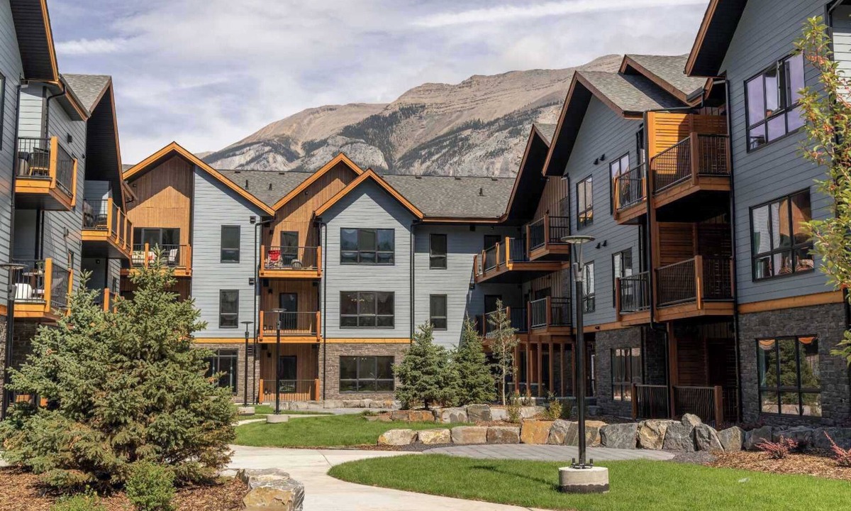 Copperstone Resort Condo | Stunning Views-Heated Pool-Hot tub-Fitness Center-5 mins to Canmore- Sparrowhawk