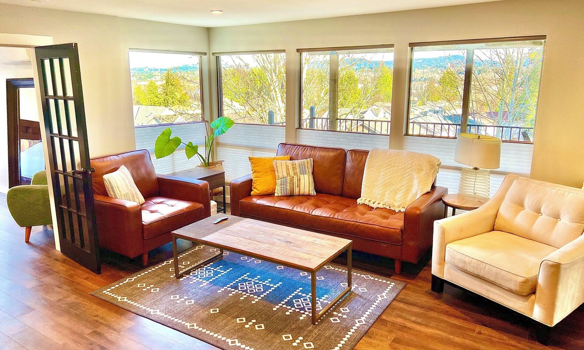Bryn Mawr-Skyway House | Stunning Views! - 3 Bedroom Hideaway with King Bed - Lower Unit of a Duplex
