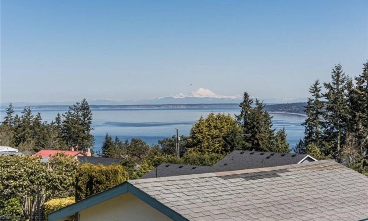 Diamond Point House | Stunning views, beach and hiking access, spacious