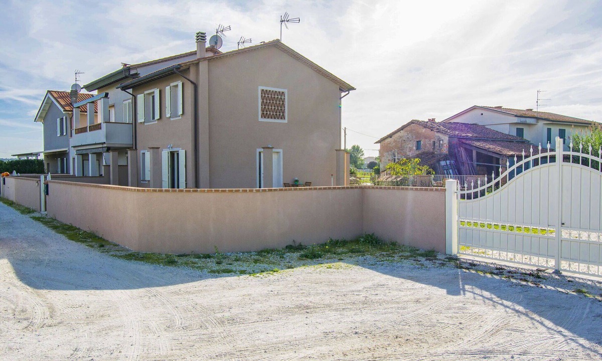 Cascine-La Croce House | Stunning villa for 5 guests with WIFI, A/C, TV, patio and pets allowed