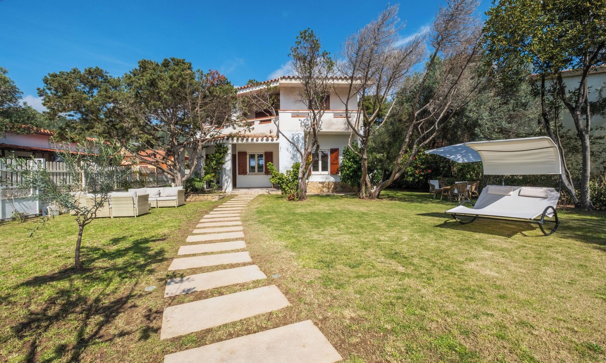 Solanas Villa | [Stunning Villa]private garden-front beach-parking [Smart TV Wi-Fi]
