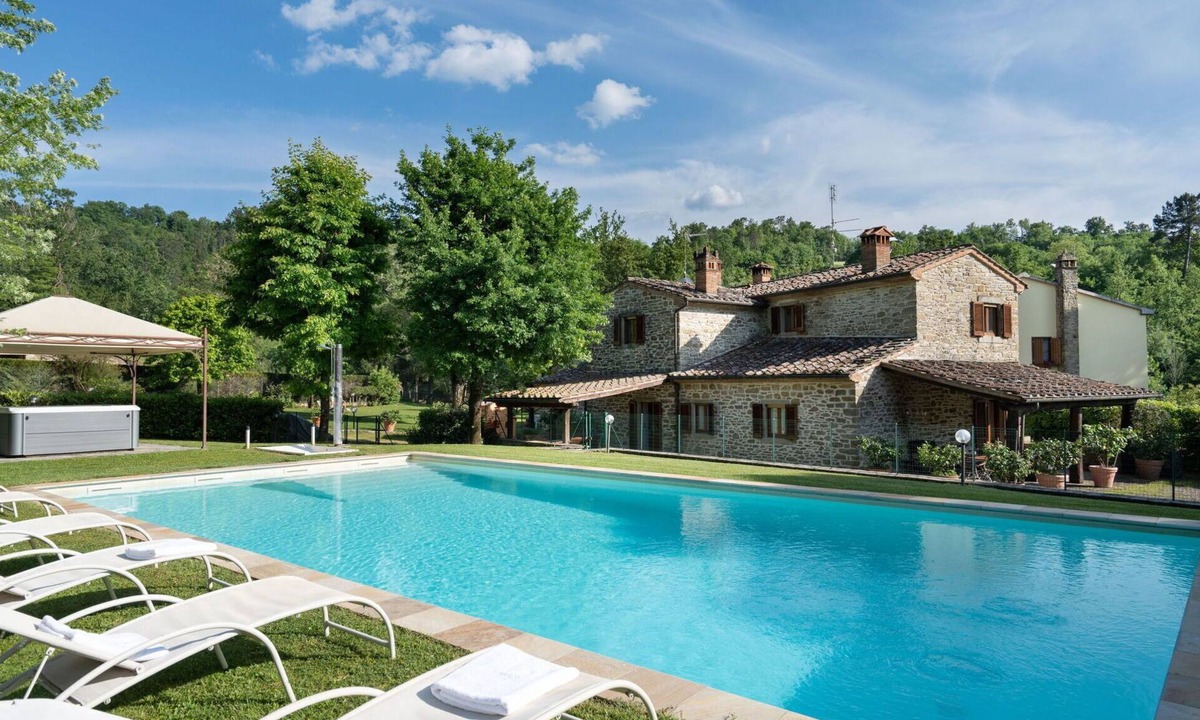 Subbiano Villa | Stunning villa with WIFI, private pool, hot tub, A/C, TV, patio, panoramic view, close to Arezzo