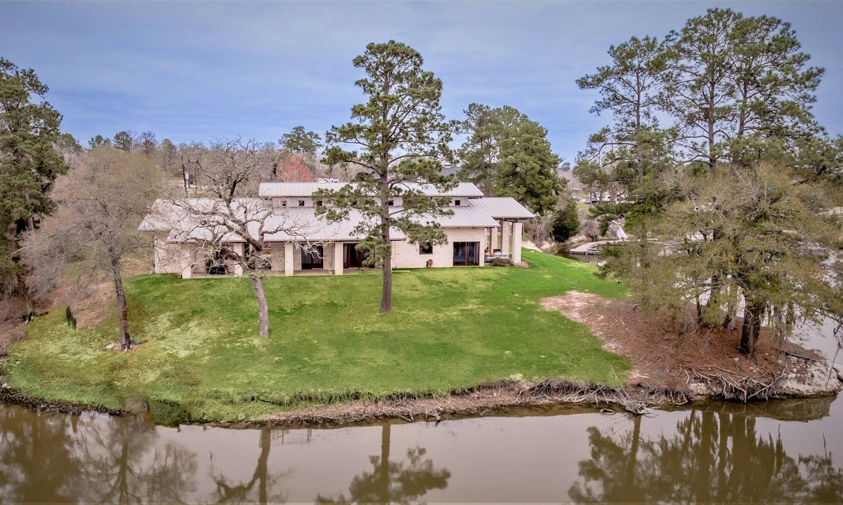 Oakhurst House | Stunning Waterfront Home with Beautiful Views, A Perfect Retreat for Relaxation