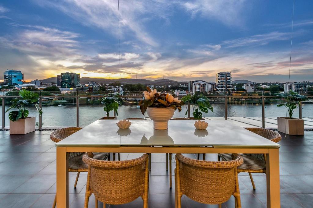 West End Apartment | Stunning Waterfront Penthouse 3 or 4 Bedrooms