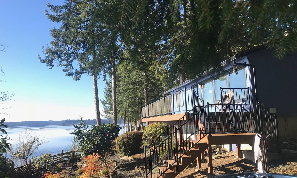 Olympia House | Stunning Waterfront - PNW Gem, Hot Tub, Mountain Views, Fireplace