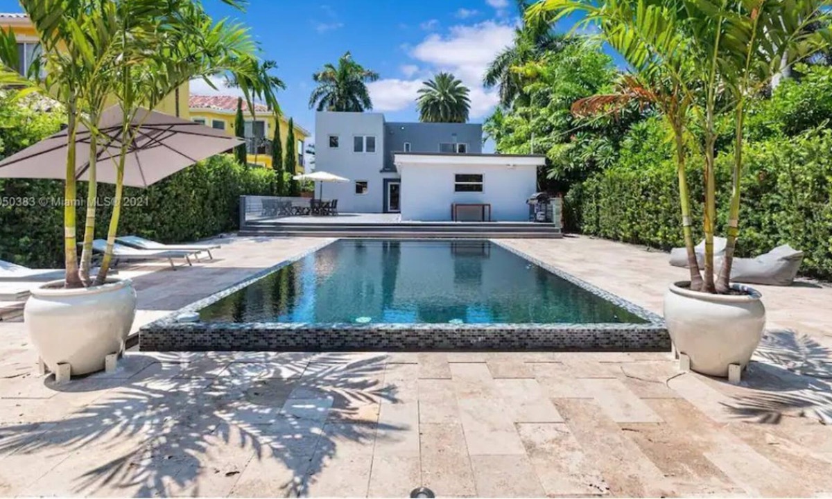 Seybold Villa | Stunning Waterfront Villa Makassar Miami