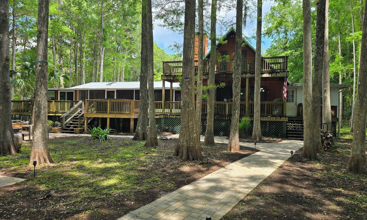 Dunnellon Cabin | Stunning Withlacoochee Riverside Retreat near Rainbow Rivers sleeps 16 5br 4ba