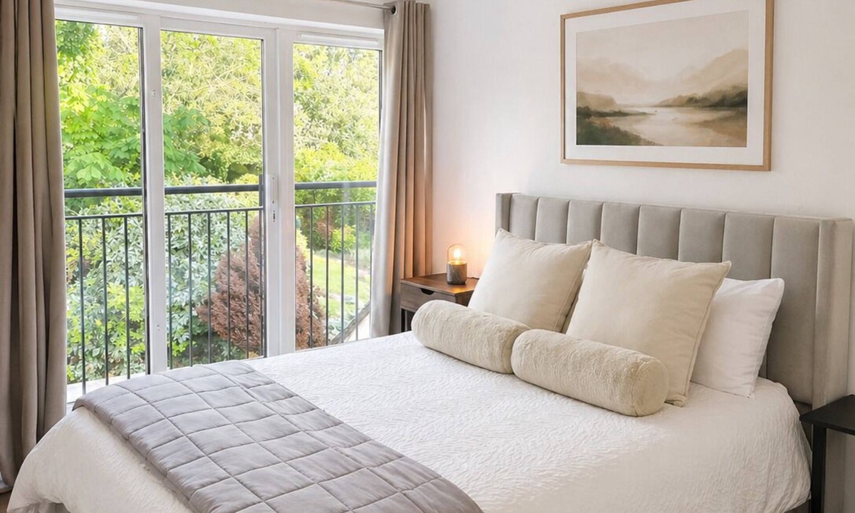 Fairfield Apartment | Stylish 2-Bed 2-Bath Apartment with Parking, Lift & Balcony - London & Airports