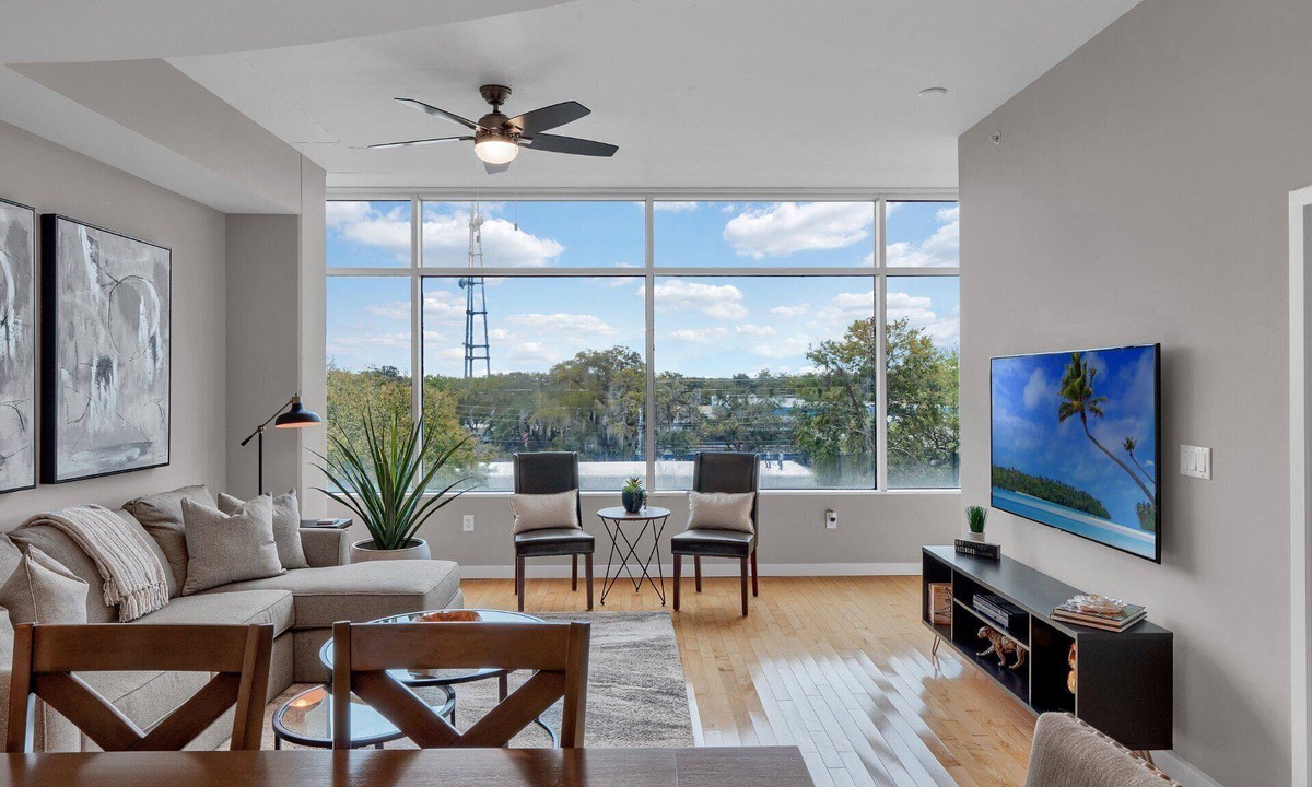 Lake Cherokee Apartment | Stylish 2 bed / 2 bath Downtown Condo with Parking.