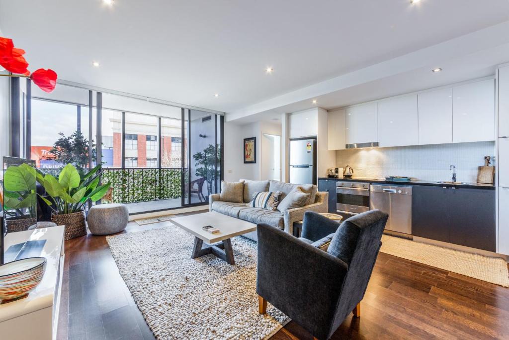 Richmond North Apartment | Stylish 2-bed 2 bath with free parking, pool, gym, wifi