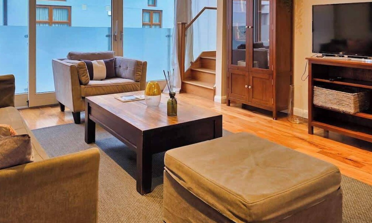 Grand Canal Dock House | Stylish 2-Bed Designer Mews with Roof Terrace, Ensuite & Balcony, D2
