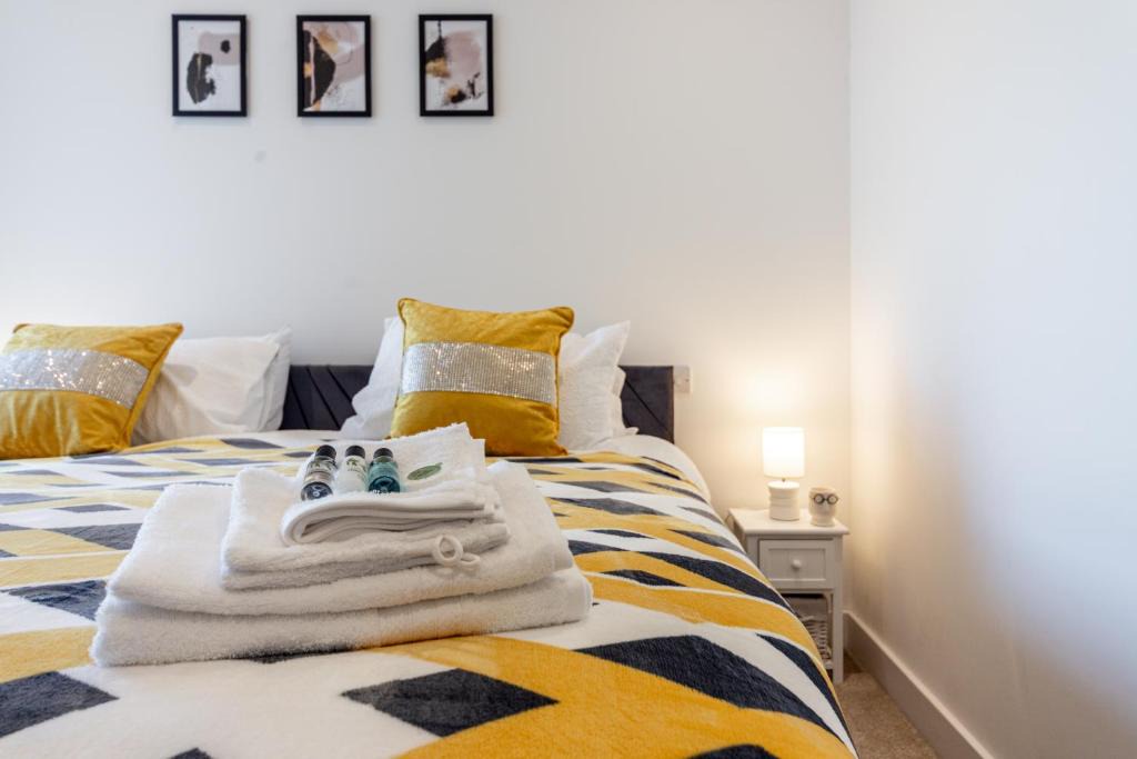 Woolwich Riverside Apartment | Stylish 2 bed Flat in London with River Thames views Access to boat rides into London-Near O2 Arena and Excel, Fast Wi-Fi, Free Parking, Excellent links Elizabeth and Southeastern Train Line