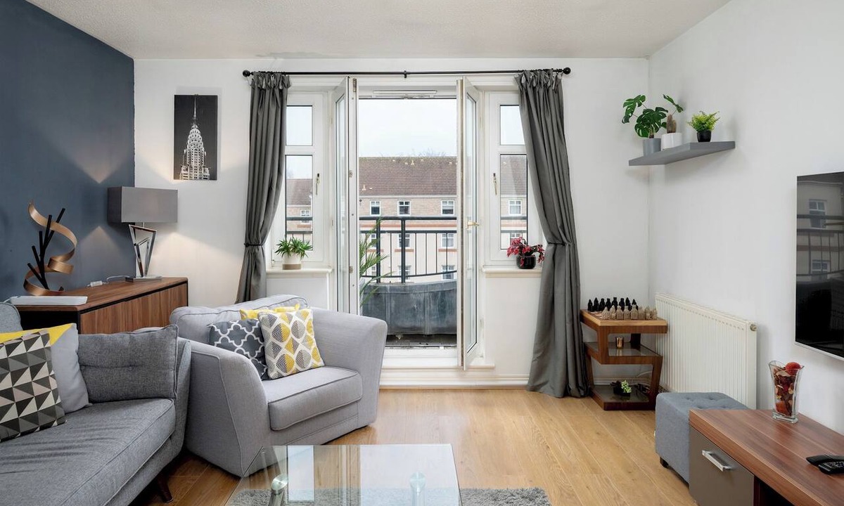 Gorgie Apartment | Stylish 2-Bed Flat with Balcony Near Haymarket - Pass the Keys
