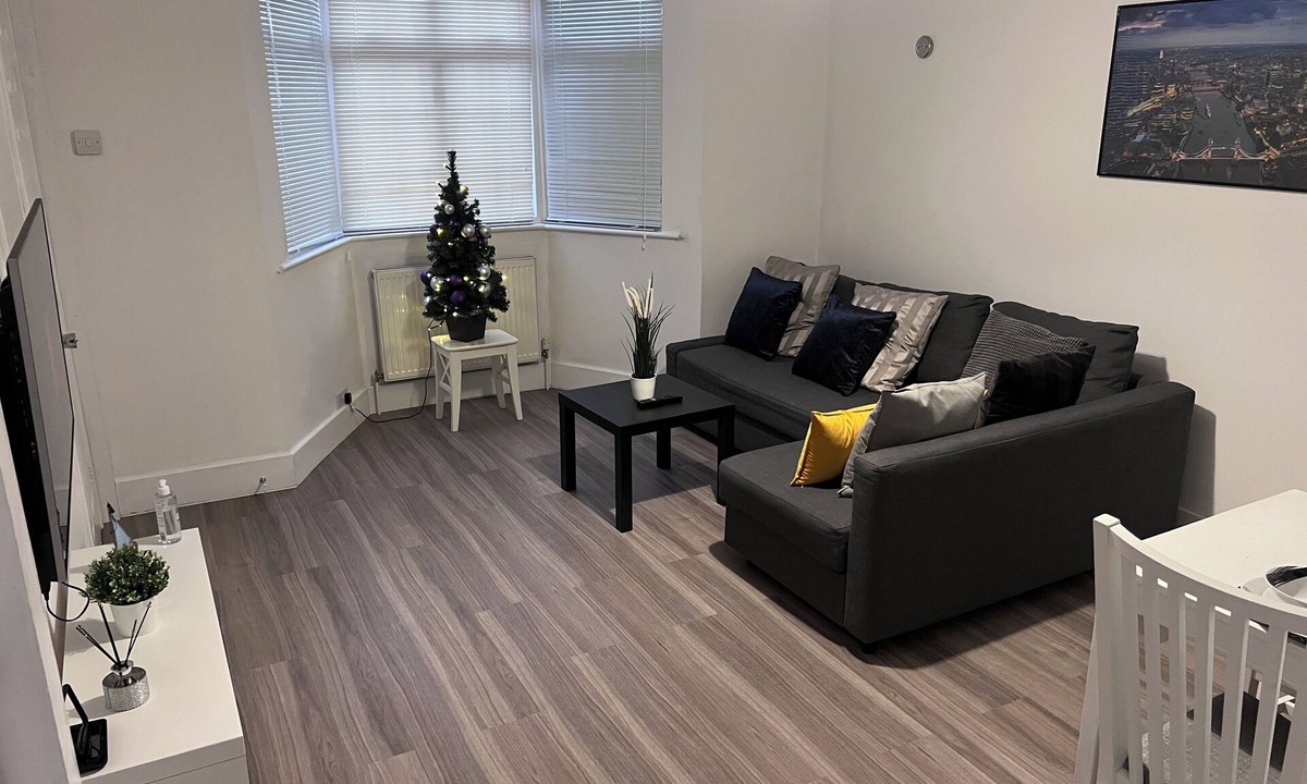 Southbury House | Stylish 2-Bed House - Enfield, Bright, Spacious, 25 mins to London City