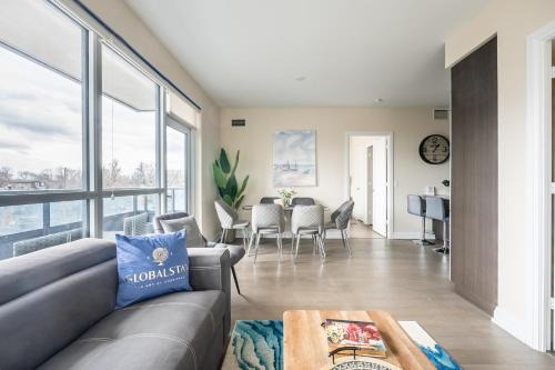 Willowdale Apartment | Stylish 2 BR & Den 2BA with Free Parking