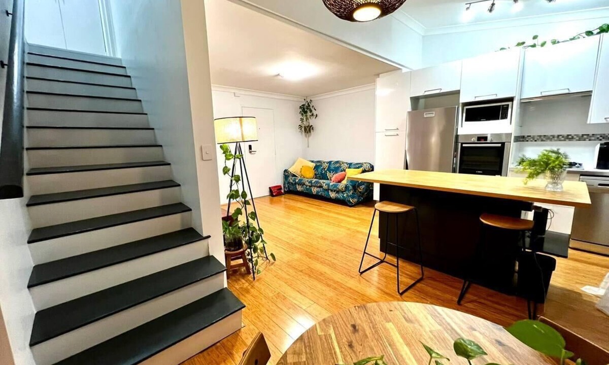 Spring Hill Apartment | Stylish 2-Level Loft, AC, Parking, Walk CBD & Fort