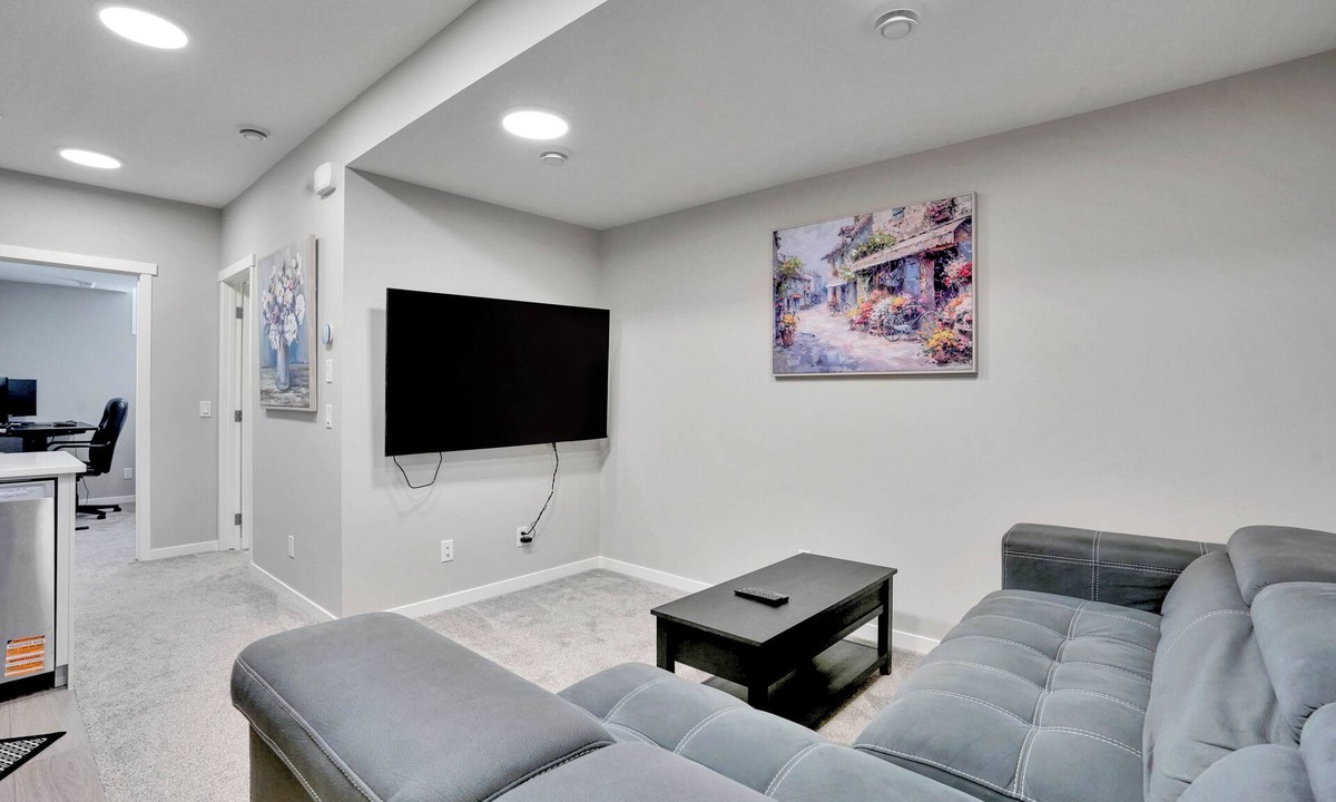 Southeast Calgary House | Stylish 2BDR/3BED/2 FULL BATH/Well Equiped For Remote Work/Games