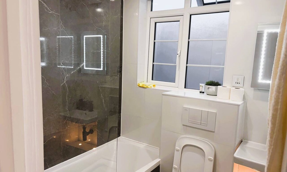 Fairfield Apartment | Stylish 2Bed Flat-Fast WiFi-Close to Shops, Restaurants & Train Station-Sleeps 5