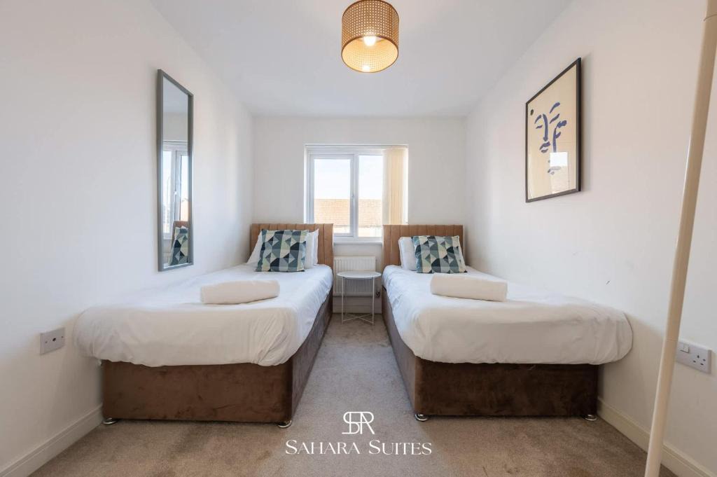 Llanwern House | Stylish 3-BR Retreat - Cardiff & Newport - Parking