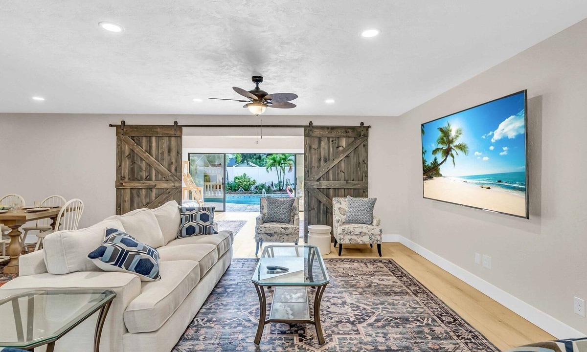Palma Sola House | Stylish 3000SQFT Pool & Hot Tub Home on Half Acre