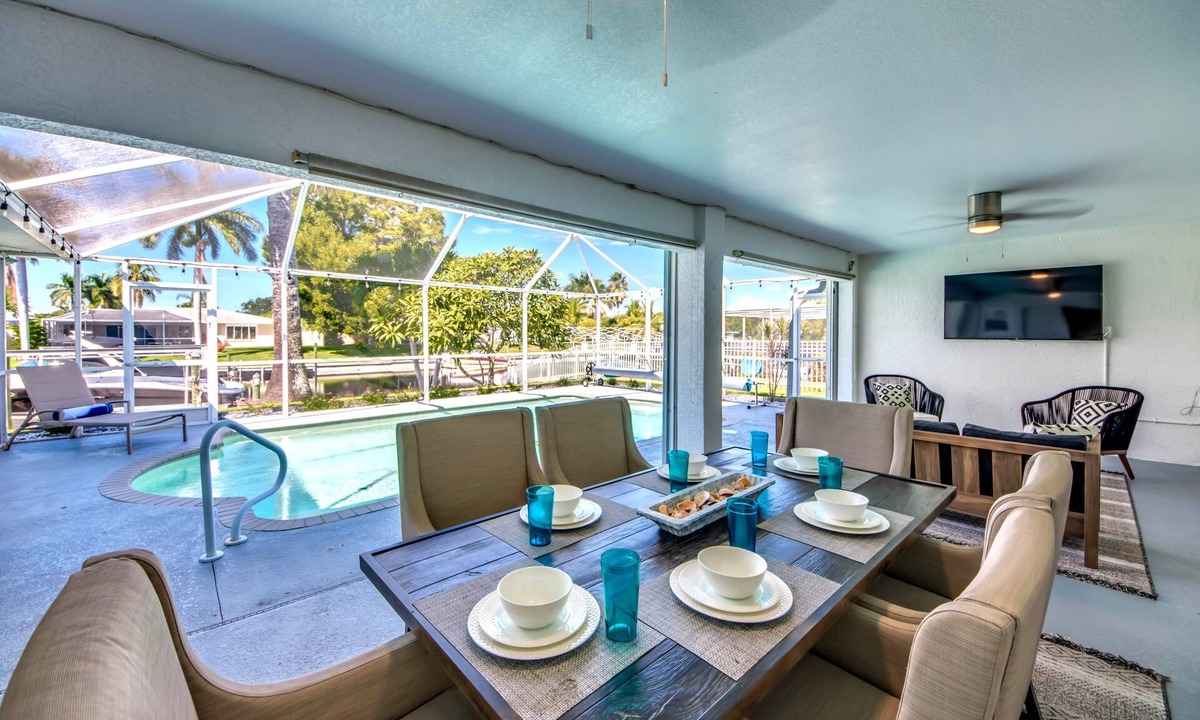 Caloosahatchee Villa | Stylish 4 BR/2 bath waterfront Villa with heated pool/bicycles