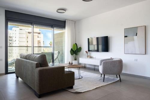 Rishon LeTsiyon Apartment | Stylish 4BR Apt l Private Balcony & Mamad