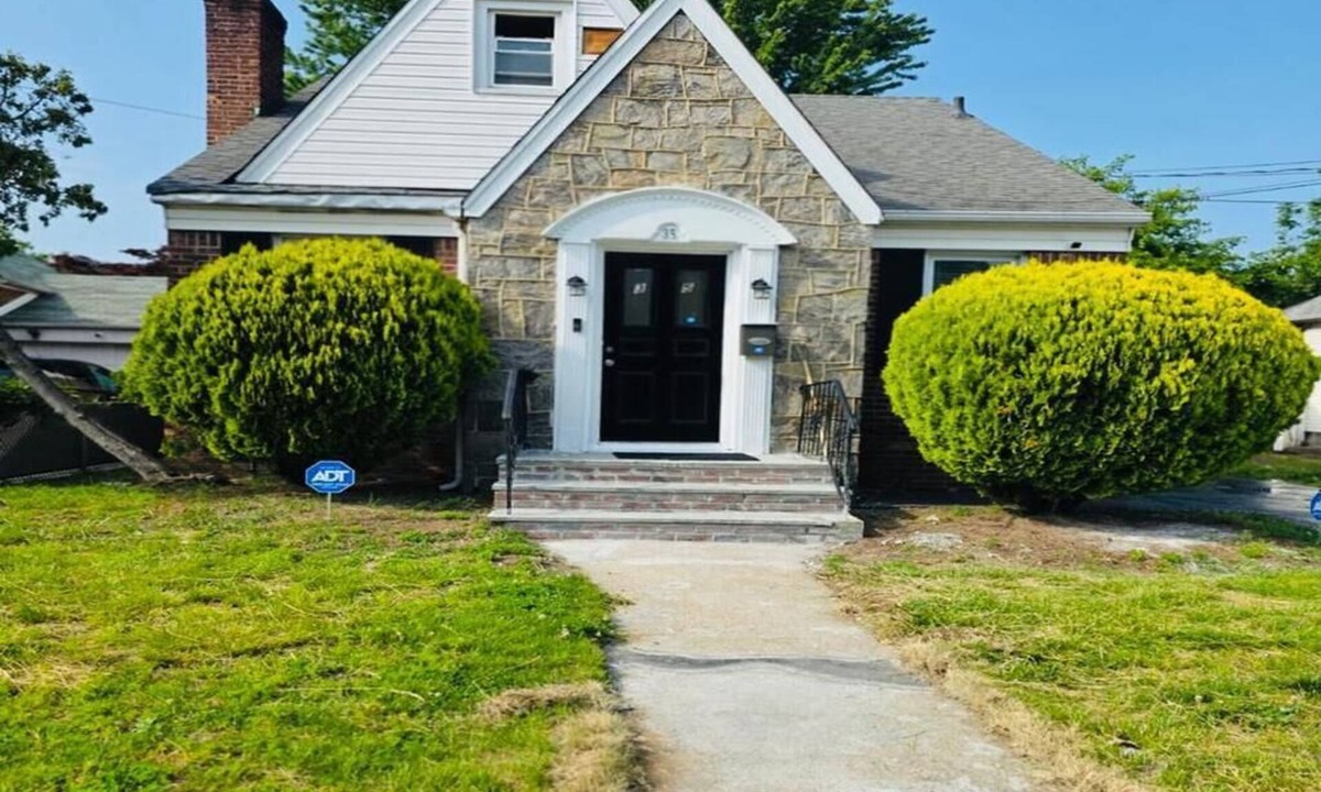 Valley Stream House | Stylish 5BR Haven - 5 Mins to JFK, Mall & Train Nearby + Free Parking!