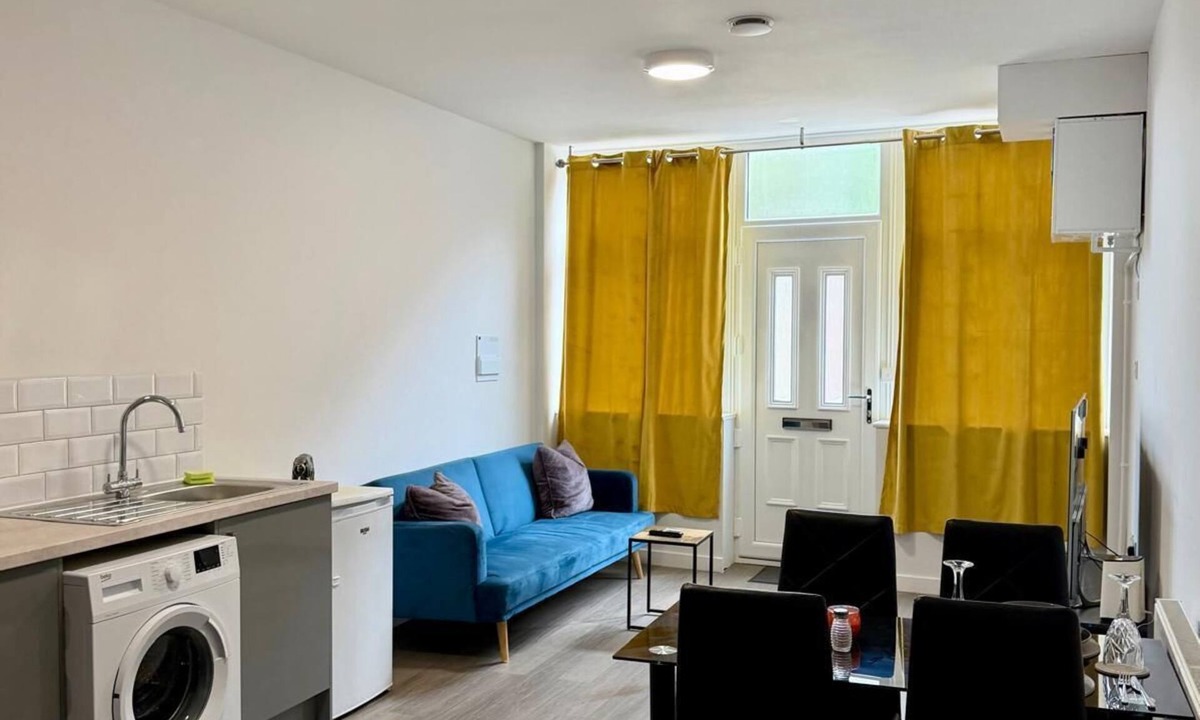 Kettering Apartment | Stylish Accessible 1-Bed Town Centre Apartment in Kettering, Wi‑Fi, Smart TV,Sky