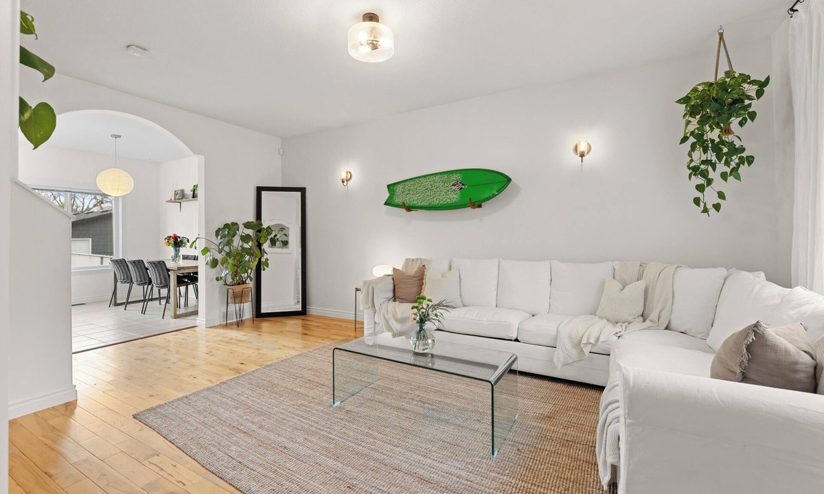 Saskatoon House | Stylish and Fully Furnished 3-Bedroom Home in Buena Vista