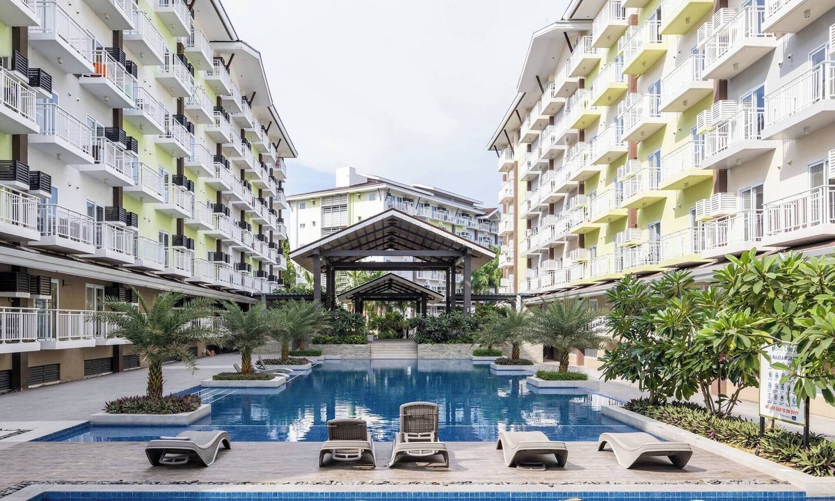 Mactan Export Processing Zone Condo | Stylish Condo 3-minutes to Airport, Poolview at Amani Grand Resort Residences
