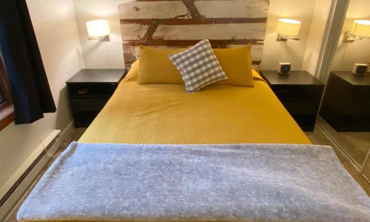 Warrior's Mark Condo | Stylish Condo Steps to Lifts & Main St w/Hot Tub