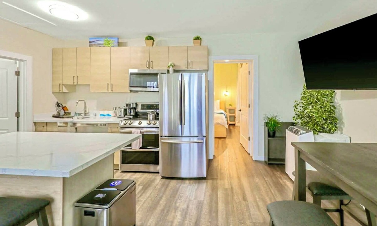 Renton House | Stylish Deluxe Kitchen/King Bed/Laundry/Free Parking