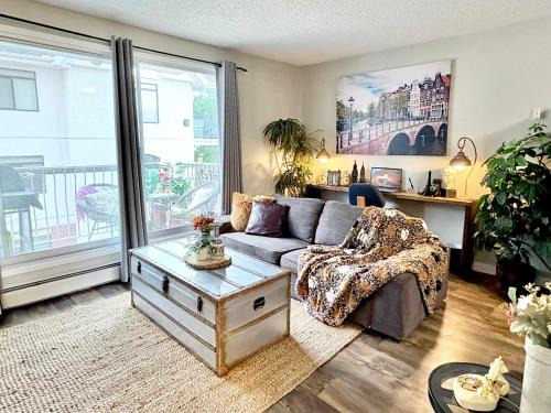 North Central Edmonton Apartment | Stylish Downtown Condo near Rogers Place l Parking, Pool, Gym, Balcony & Kitchen