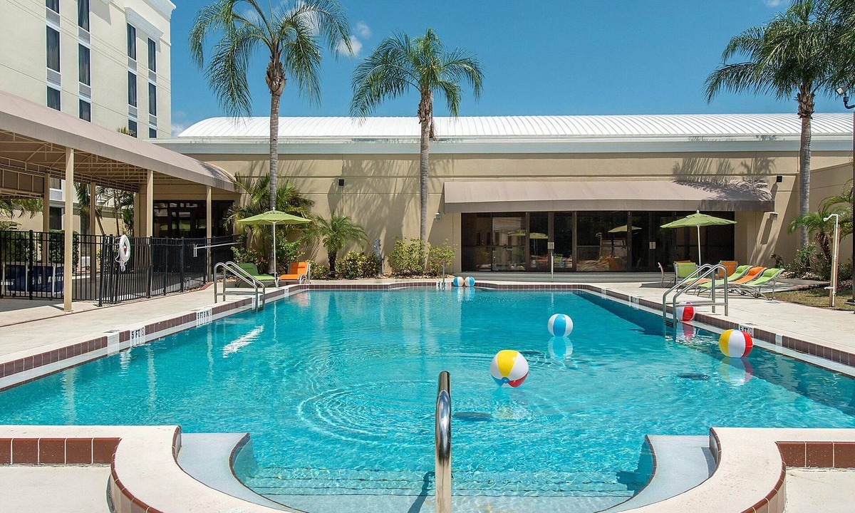 Tropic Hotel | Stylish Florida Getaway | King Unit | Pool Access | Free Parking | Pets Allowed