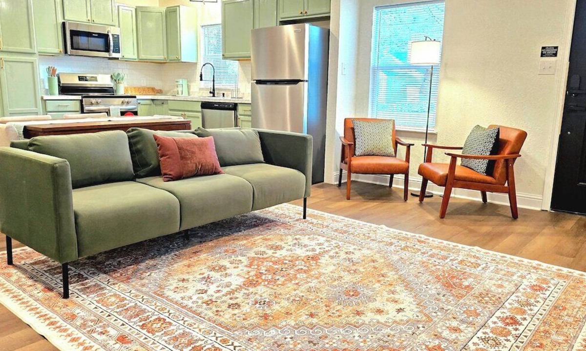 Mobile House | Stylish Home | Sleep 6 | Mid Town