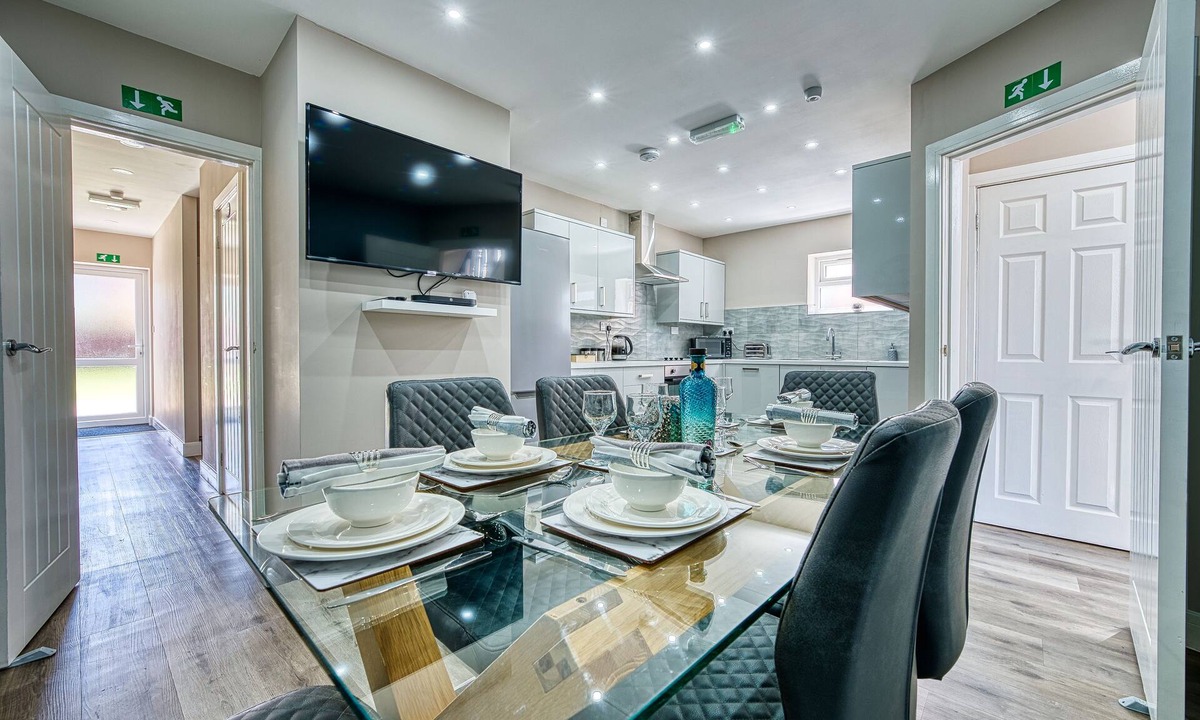 Olton House | Stylish House- B'ham Airport and NEC, Solihull