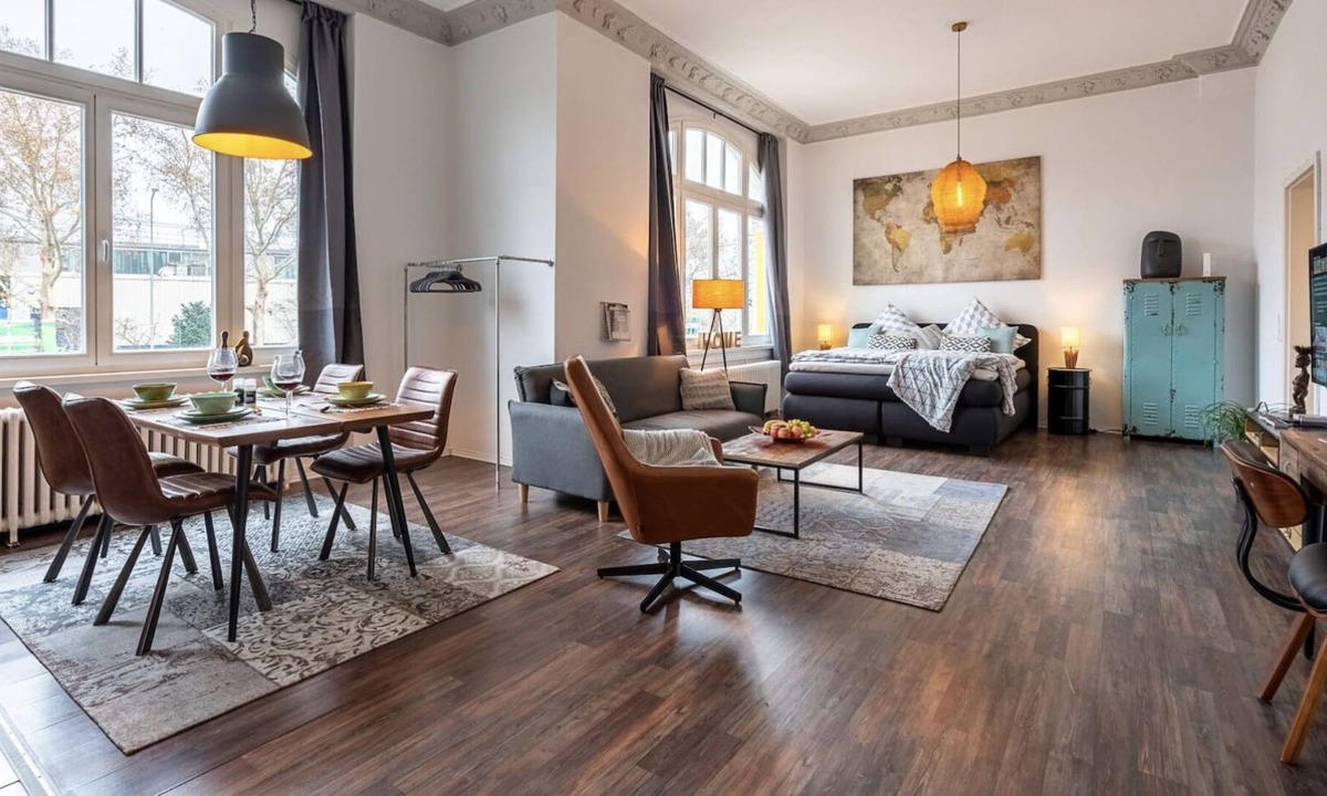 Sued Apartment | Stylish industrial loft | Box spring bed & Netflix