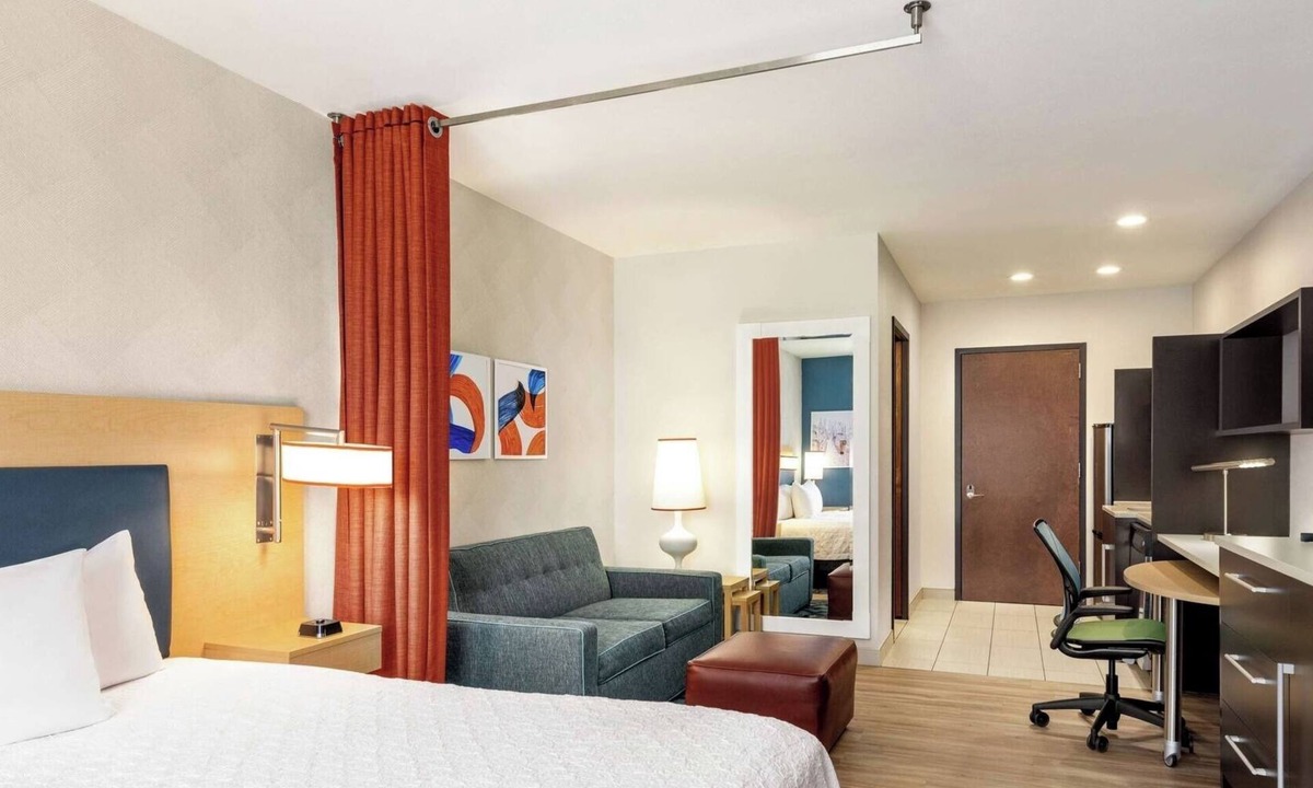 Queens Hotel | Stylish King Studio Suite with a Seamless Layout and a Laid-Back Comfy Vibe
