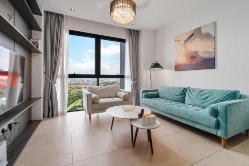Tropicana Apartment | Stylish Lumi Tropicana Stay with Golf Course View PS4 and Fun Board Games A2-11