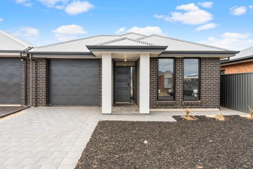 Munno Para Downs House | Stylish Luxury 4BR - Close to Wineries & City