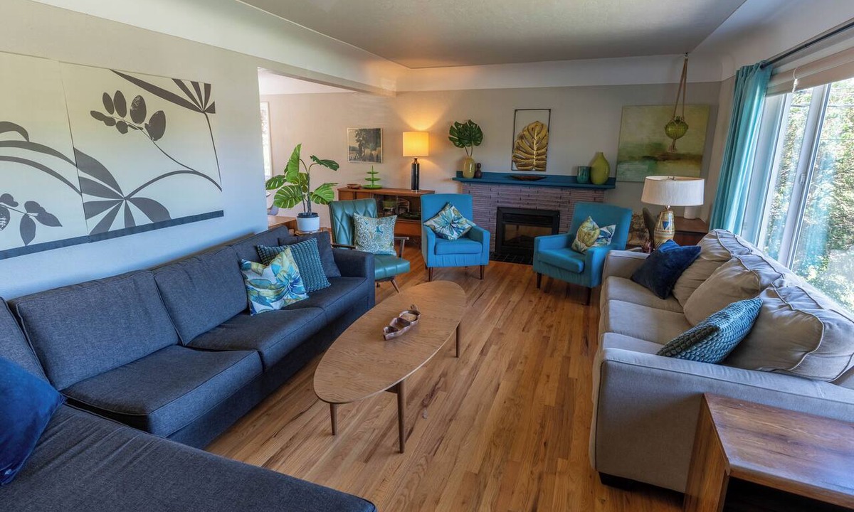 Saanich East Apartment | Stylish Mid-Century Modern Bright Apartment w/park views. Pet friendly!
