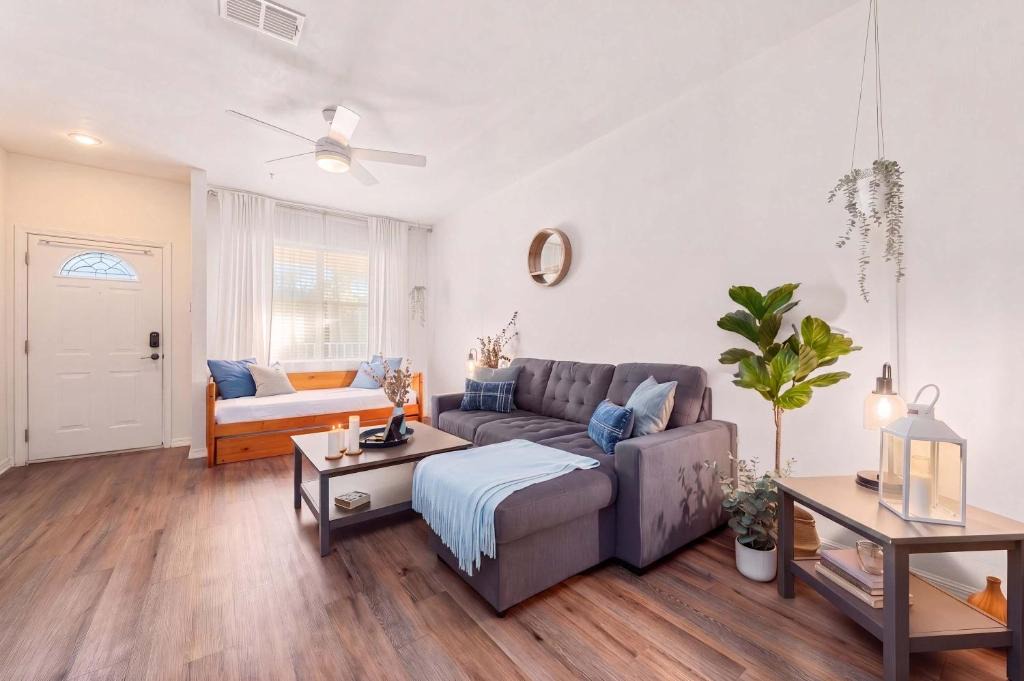 Gainesville House | Stylish Modern-Farmhouse Boutique Condo - 2BD 2BA