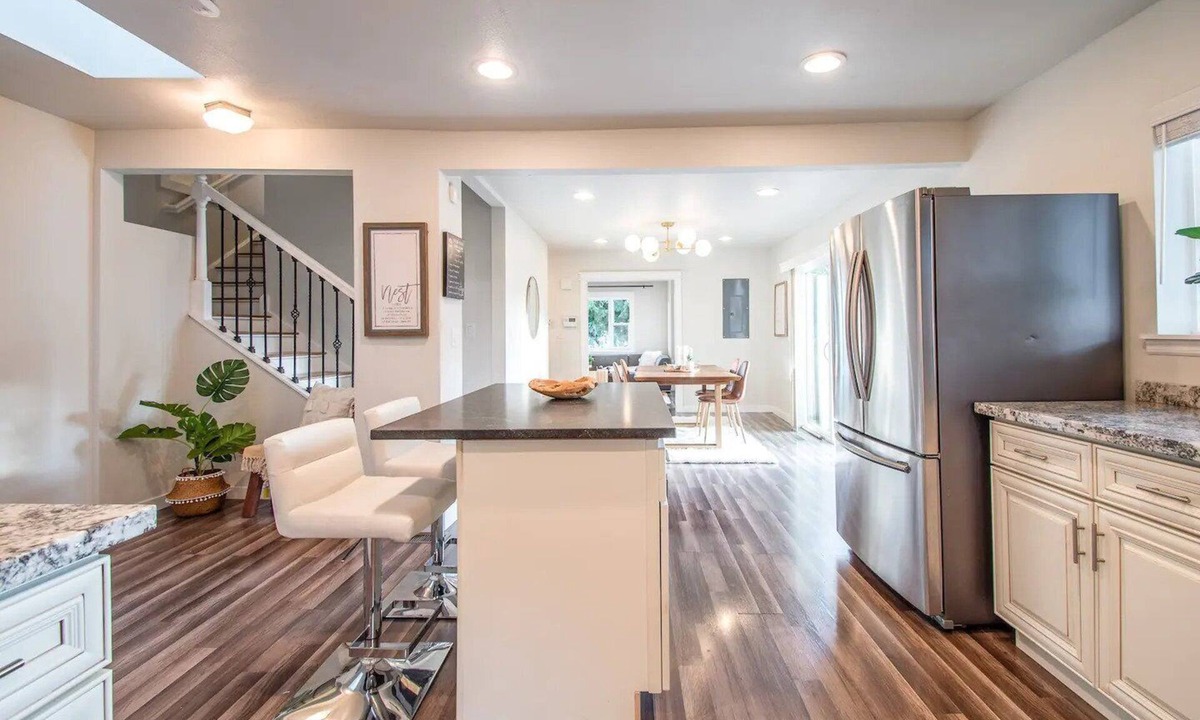 Atlantic House | Stylish Modern Farmhouse w/Yard 10 mins from DT