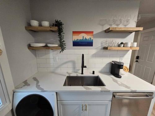 Fifth Ward Apartment | Stylish Modern Studio in Vibrant Walker's Point
