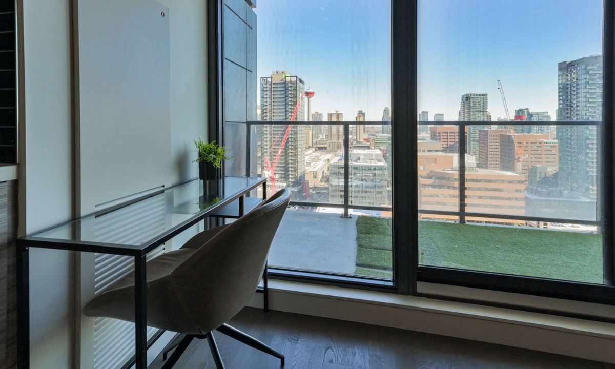 Connaught Condo | Stylish Modern w/ Heated Parking & Views of Skyline | Mins to Saddledome